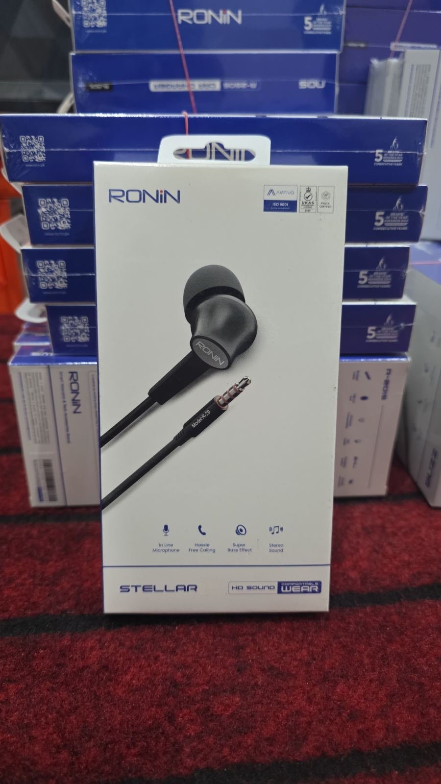 Ronin R-29 Stellar Wired Handsfree featuring an in-line microphone and HD sound.